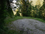 Wir treffen auf den Wendepunkt einer Forststraße und halten uns links