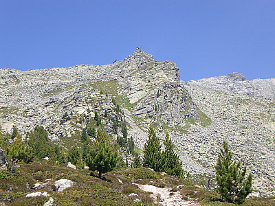Links neben der Spitze liegt die Hütte