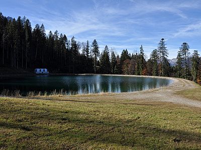 an einem künstlichen Teich für die Schneekanonen vorbei