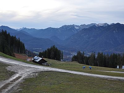 Etwas östlich der Hütte steigen wir weiter auf