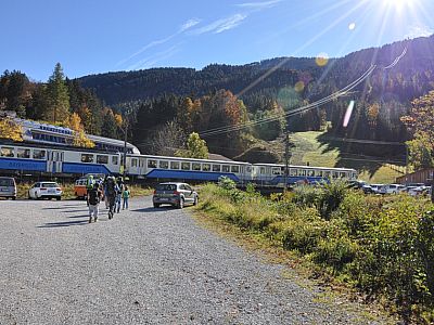 Wir kreuzen im Süden des Parkplatzes die Geleise der Zugspitzbahn