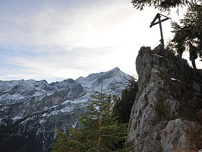 Der Kreuzjochgipfel mit der Alpspitze dahinter