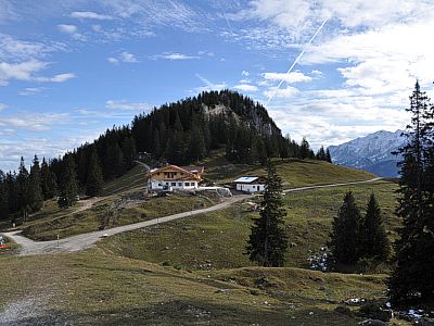 Die Kreuzalm (1580 m) unterhalb des Kreuzjochs