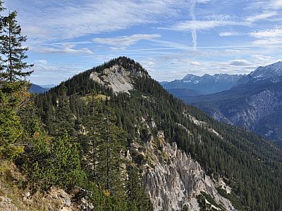 Der Blick zurück nach Nordosten auf das Kreuzjoch