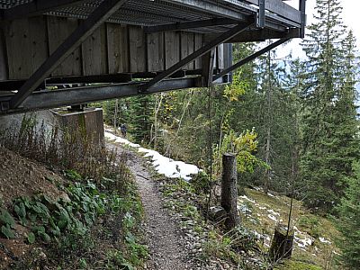 ... unterhalb der Liftplattform zu Tal