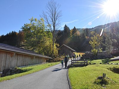 Nur anfangs ist der Weg geteert