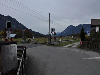 Wir überqueren die Gleise