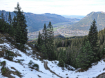 Tief unter uns der Blick nach Garmisch-Partenkirchen im Norden