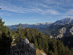 Auch ein kleines Gipfelkreuz schmückt das Kreuzjoch