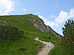 Nun wechselt der Steig auf die Südostseite des Berges