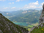 Von einer Scharte blicken wir erstmals hinunter zum Haldensee
