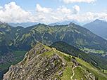 Blick über die Gaichtspitze Richtung Zugspitze, die sich in den Wolken versteckt