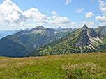 Zwischen Leilachspitze und Litnisschrofen zeigt sich im Hintergrund der Hochvogel