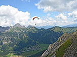 Gleitschirmflieger über dem Tannheimer Tal