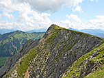 Nach Norden hin fällt die Krinnenspitze steil ins Tannheimer Tal ab