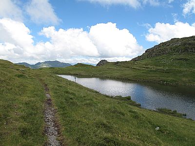 Am See wenden wir uns nach links