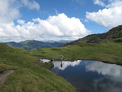 Der See wird beim Abfluss passiert