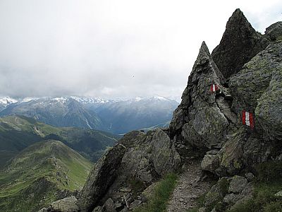 Zwischen diesen Felsen geht es hindurch...