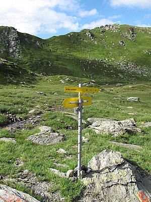 ...und biegen zwischen Reinkarsee und Egertlacke rechts ab