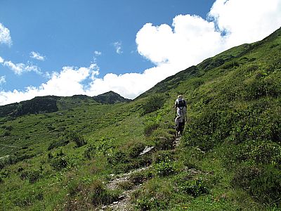 Zur weithin sichtbaren Einsattelung...