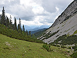 Blick zurück, rechts hinten zeigt sich das Wettersteingebirge