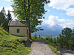 Daxkapelle, im Hintergrund die wolkenverhangenen Waxensteine