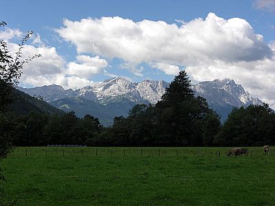 Blick von Oberau auf Alpspitze und Zugspitze