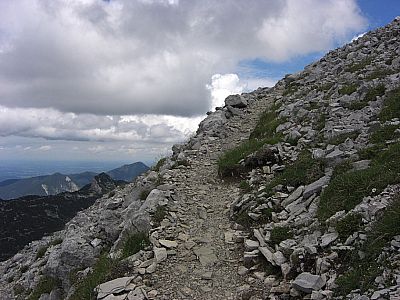 ...geht es steil die Flanke empor