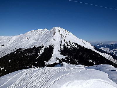 Im Norden sind schön die steilen Südhänge des Kuhmesser zu sehen