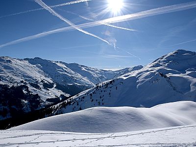 Schön sind im Süden die Pisten des Skigebiets zu sehen
