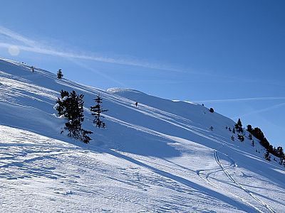 Wir fahren die wenig steilen Hänge zum Loassattel ab