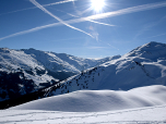 Schön sind im Süden die Pisten des Skigebiets zu sehen