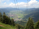 Der Blick von der Gipfelstation auf Oberammergau