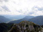 Im Süden die wolkenverhangene Zugspitze