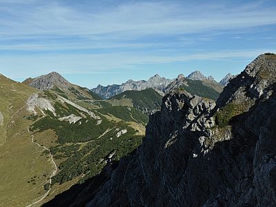 Im Nordosten ganz links die Sulzspitze (2084 m)
