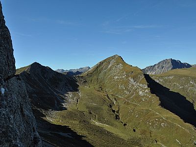 Im Westen die Steinkarspitze, die Rote 
Spitze und rechts dahinter das Rauhorn 