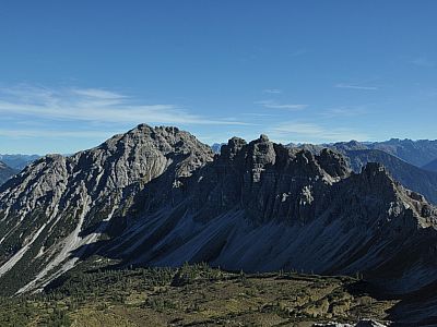 Im Osten der felsige Grat zur Leilachspitze