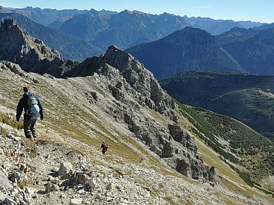 Wir steigen steil im Süden ab,...