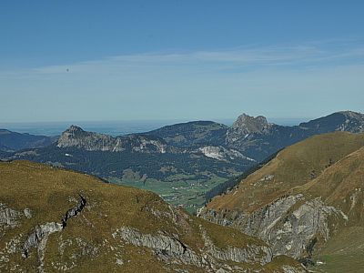 Im Norden der Einstein (1866 m), der Breitenberg (1838 m) und der Aggenstein (1985 m).
