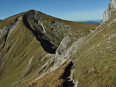 Der Abstieg zum Sattel zwischen Roter Spitze und...