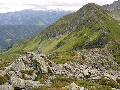 Abstieg auf den Sattel zwischen ...