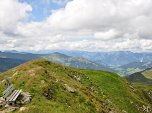 Westlich das Wiedersbergerhorn (2127 m) im Vordergrund