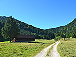 Über einen Karrenweg geht es nun vorbei an der...
