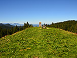 Der Gipfel des Längenbergs mit Sitzbank und Gedenkstein