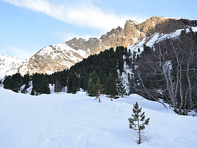 Die Südseite der Schöntalwände stehen bereits in der Sonne