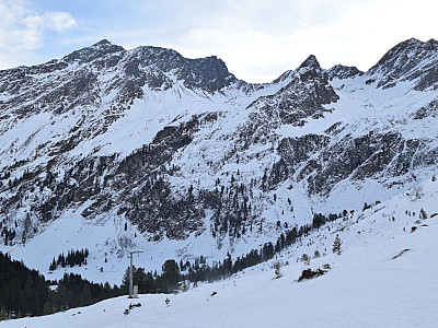 Im Osten die Lüsener die Villerspitze, die Hohe Villersspitze und der markante Schafgrübler