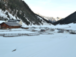Der Blick zurück auf den Alpengasthof Lüsens und den großen Parkplatz davor