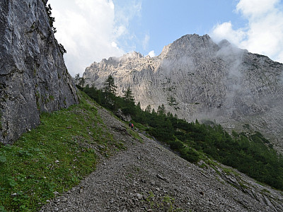 Vor uns erreichen den Mitterkaiser die ersten Sonnenstrahlen