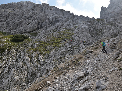 Auf einem gut markierten Pfad verlassen wir links nach Norden das Schotterfeld