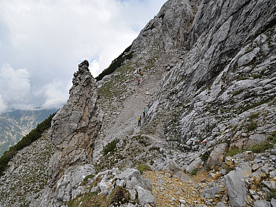 Der Steig führt vorbei an einer markanten Felsnadel 